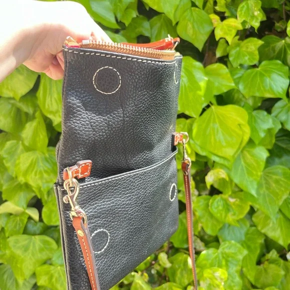 Dooney & Bourke Black Pebbled Leather Zipper Clutch Crossbody Bag Red Interior - Picture 12 of 16